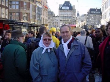 Witte hoofddoek symbool van Dwaze Moeders